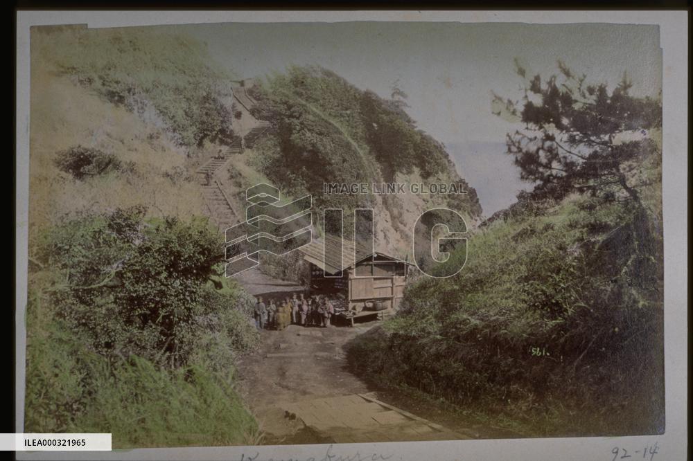 A mountain path and a teahouse