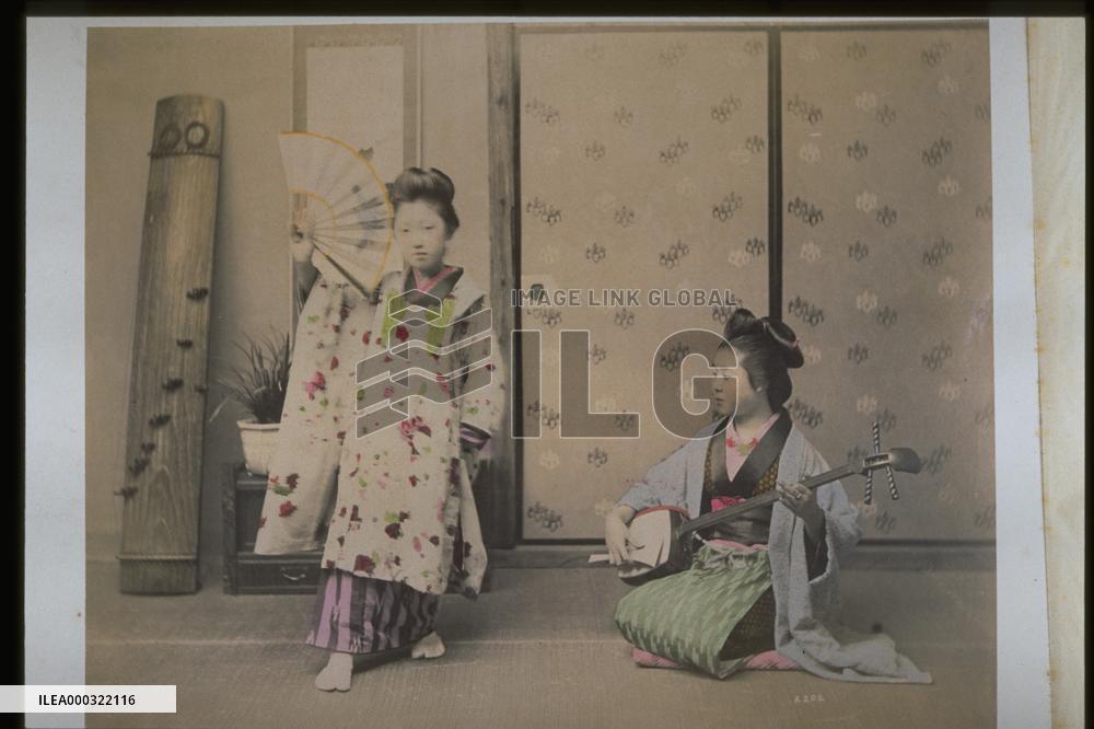 A girl dancing to the shamisen