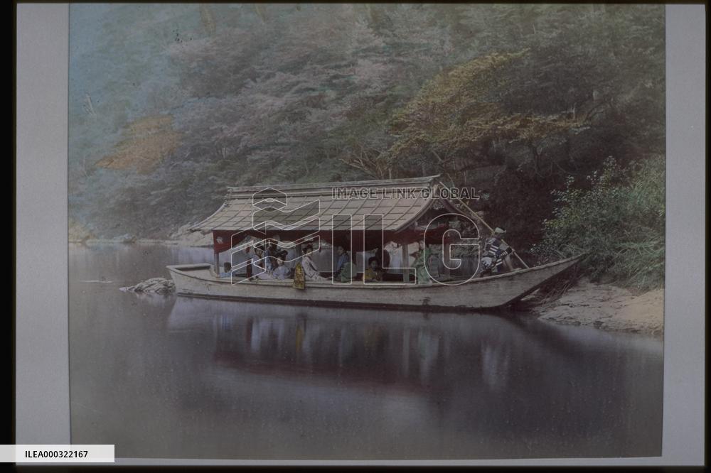 Geikos on a leisure boat