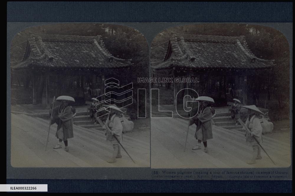 Women pilgriming in the Imperial Park