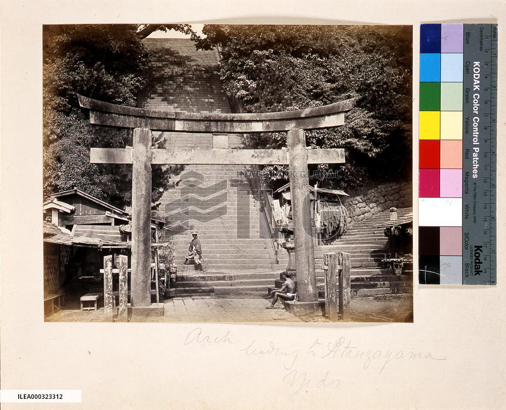 The hundred-step Otokozaka slope at Mt. Atago