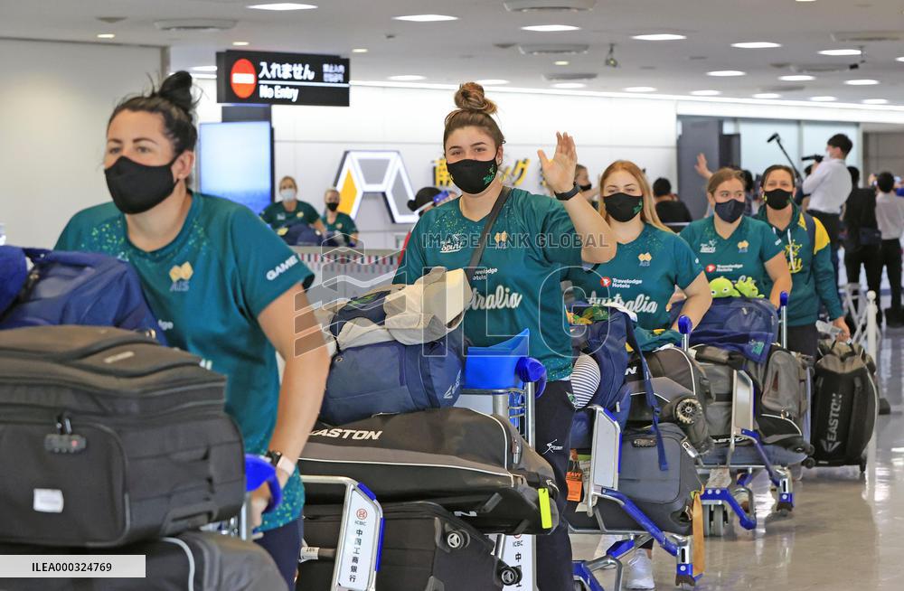 Australian softball team arrives in Japan