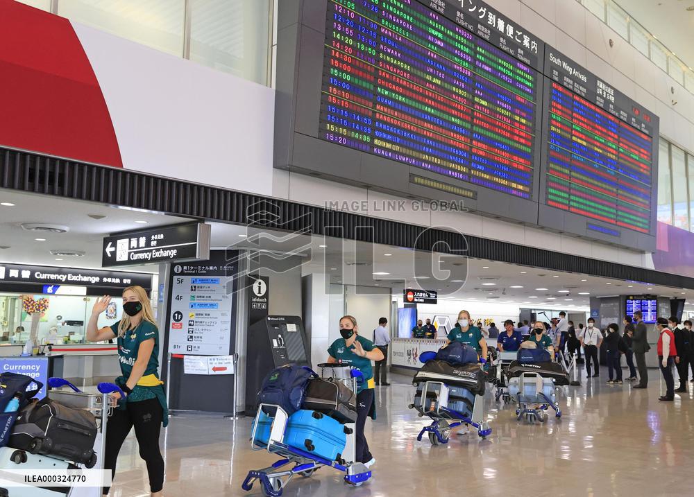 Australian softball team arrives in Japan