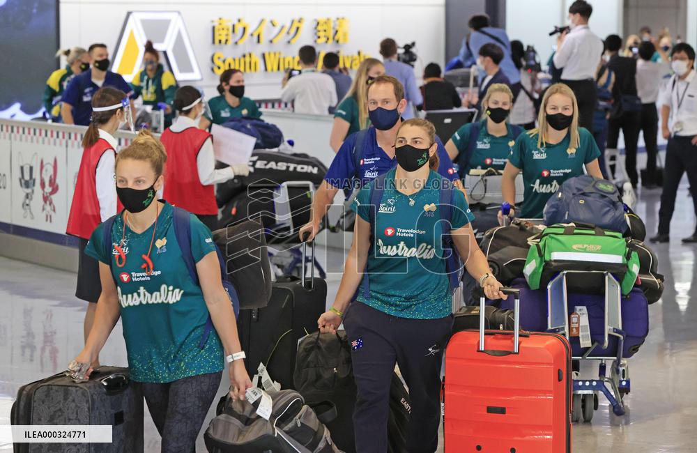 Australian softball team arrives in Japan