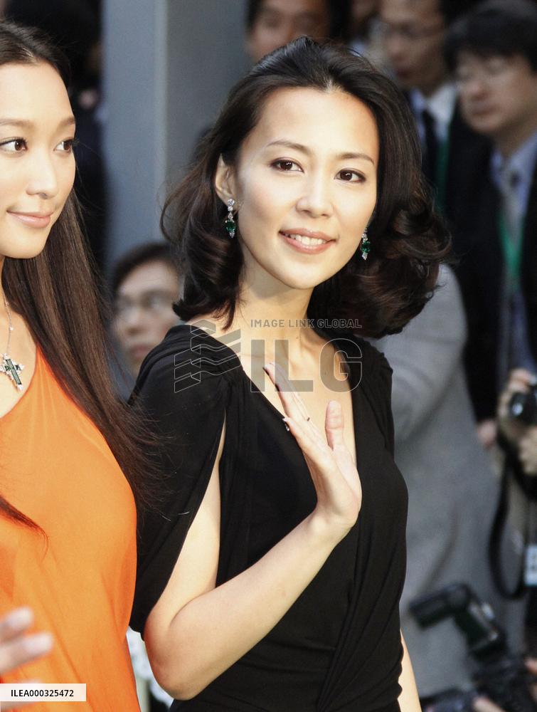 Actor Higashiyama, actress Kimura tie knot