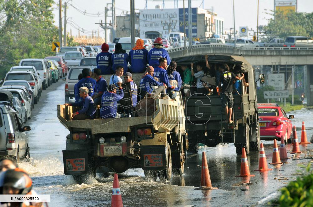People in Bangkok prepare for serious flooding
