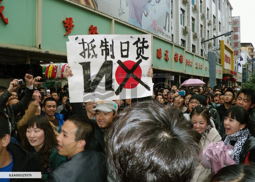 Chinese stage anti-Japan protest in Shaanxi Province