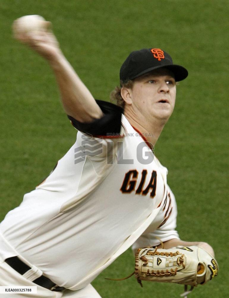 Giants shut out Rangers in Game 2