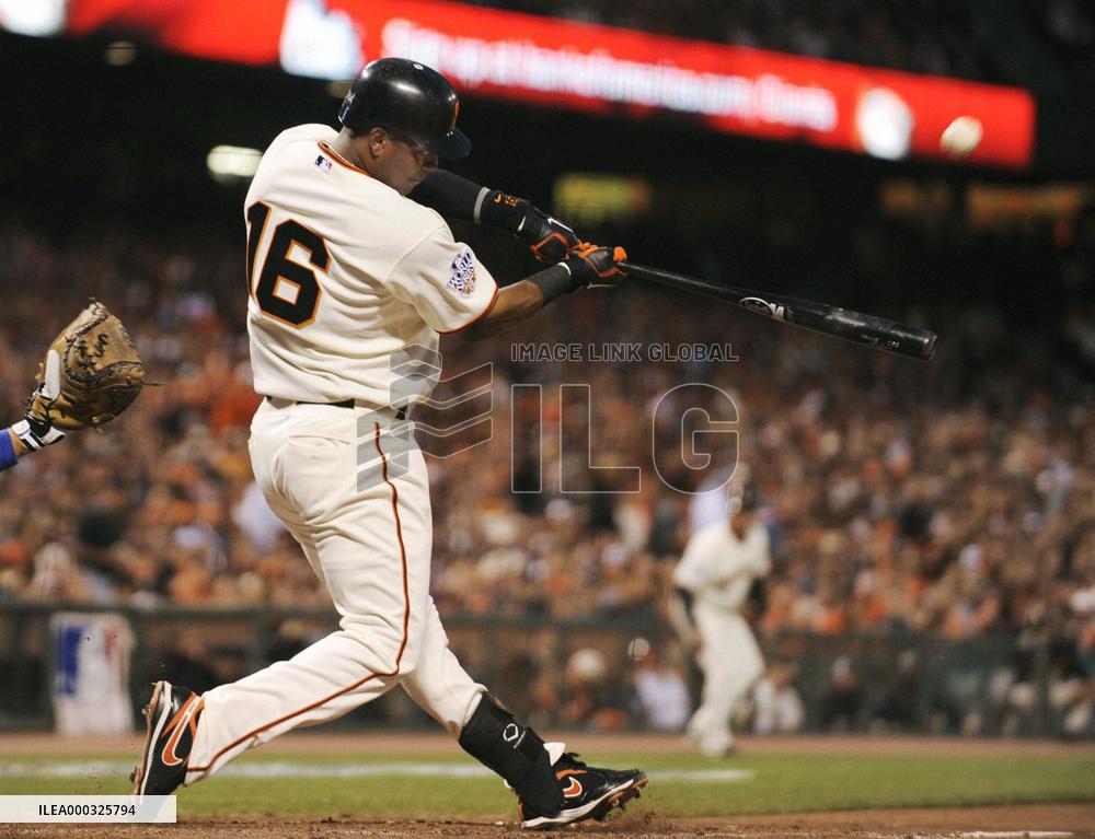 Giants shut out Rangers in Game 2