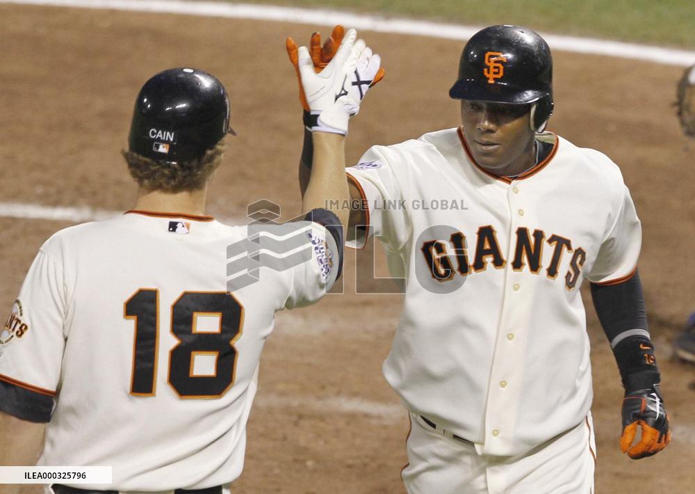 Giants shut out Rangers in Game 2