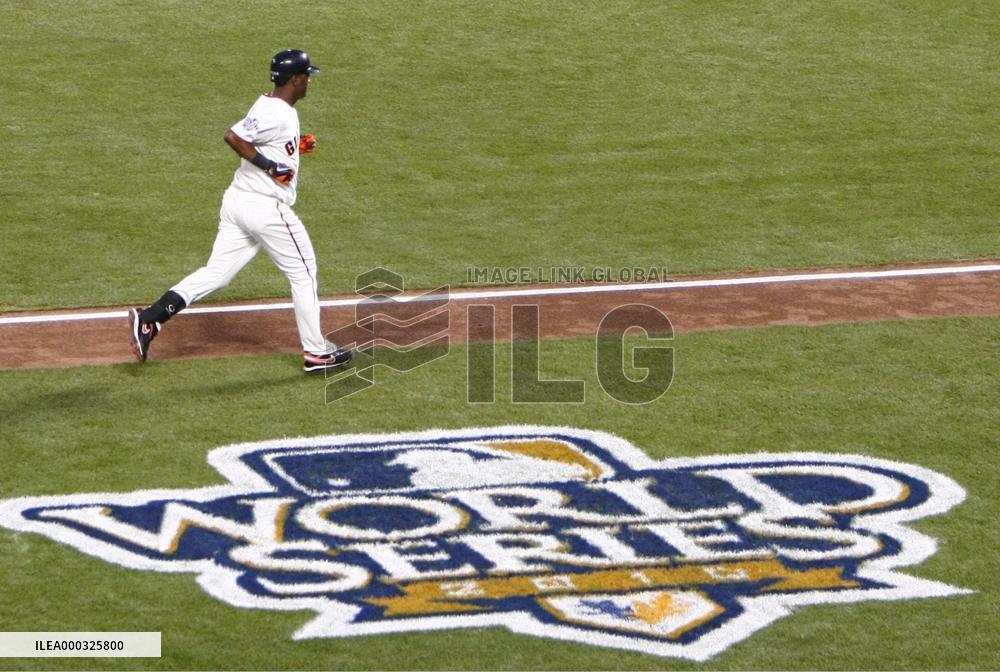 Giants shut out Rangers in Game 2