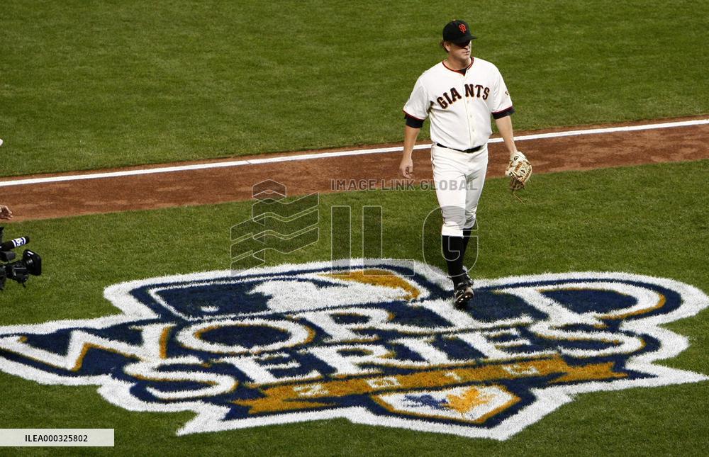 Giants shut out Rangers in Game 2