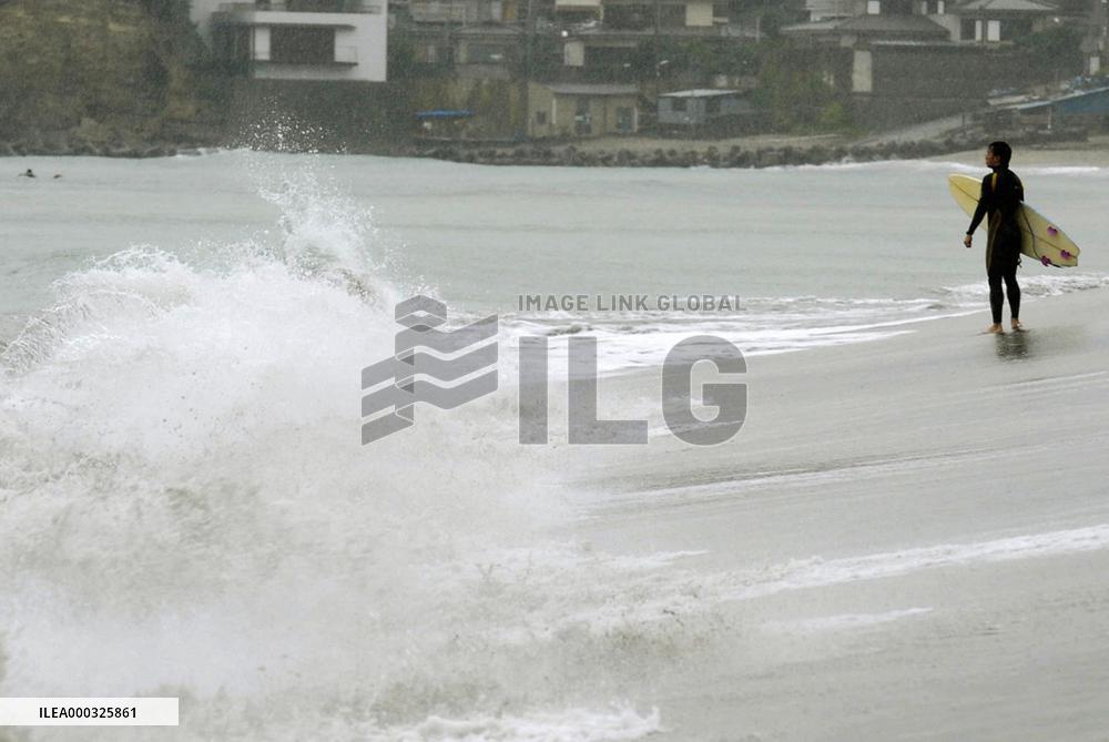 Typhoon approaches Tokyo area