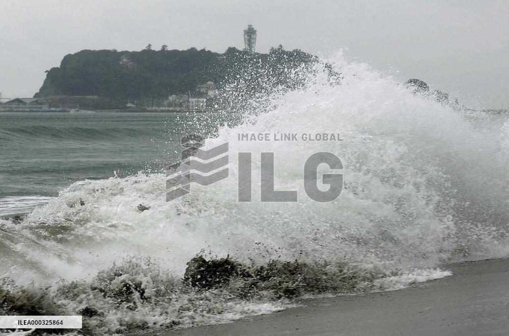 Typhoon approaches Tokyo area