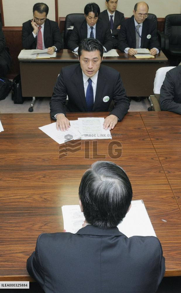 Environment minister Hosono in Fukushima Pref.