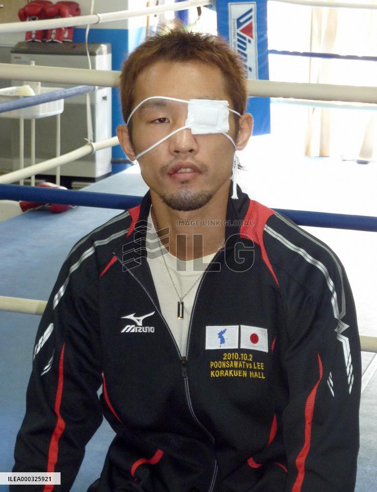 Lee at press conference after winning WBA title