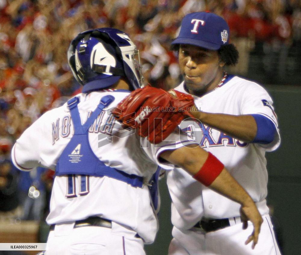 Rangers down Giants in Game 3