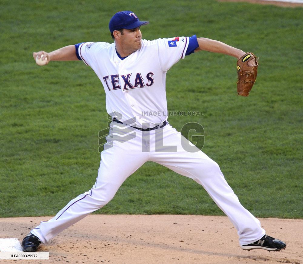 Rangers down Giants in Game 3