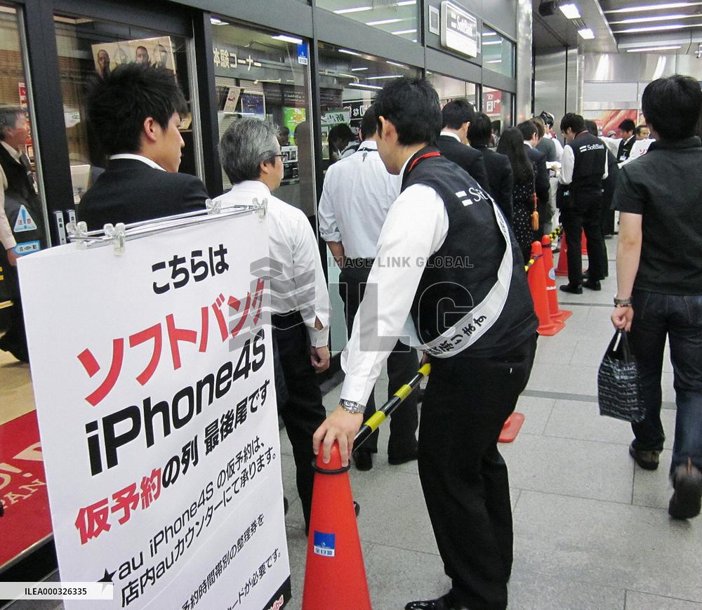 Japanese line up to sign up for iPhone 4S