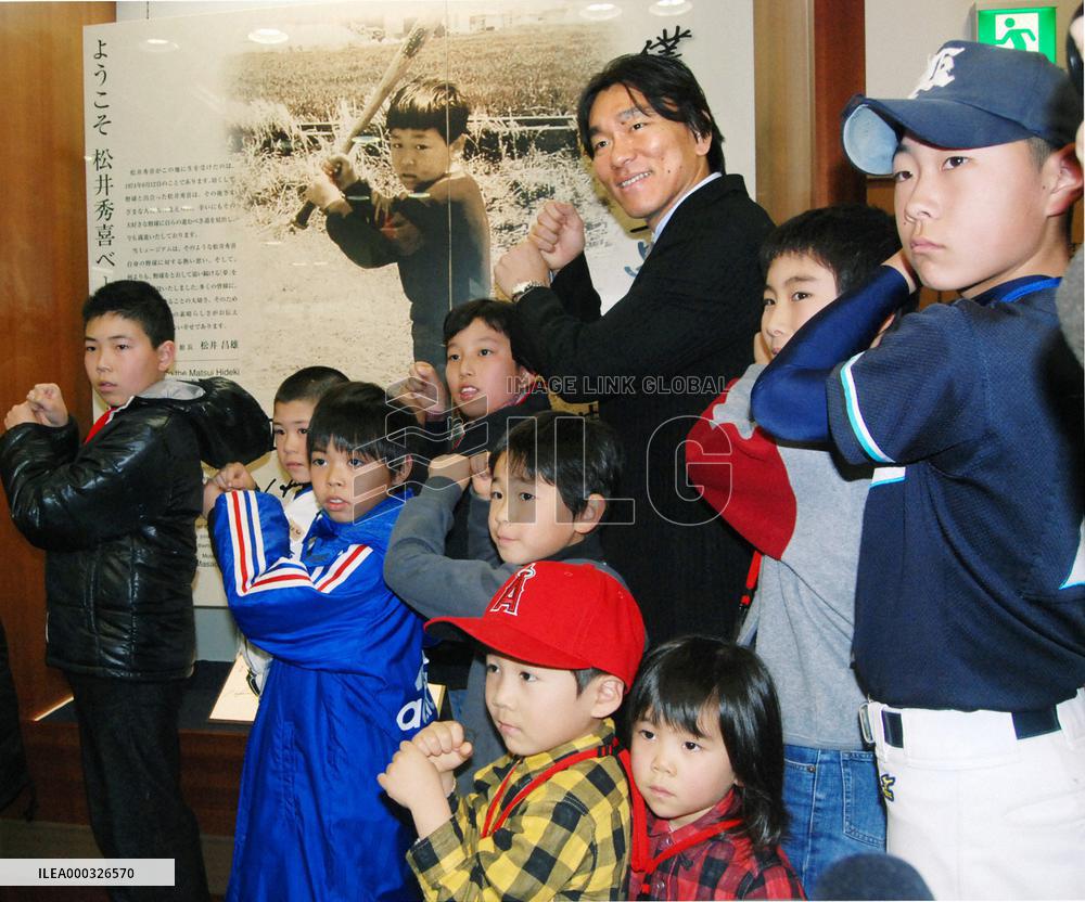 Matsui invites kids to baseball museum