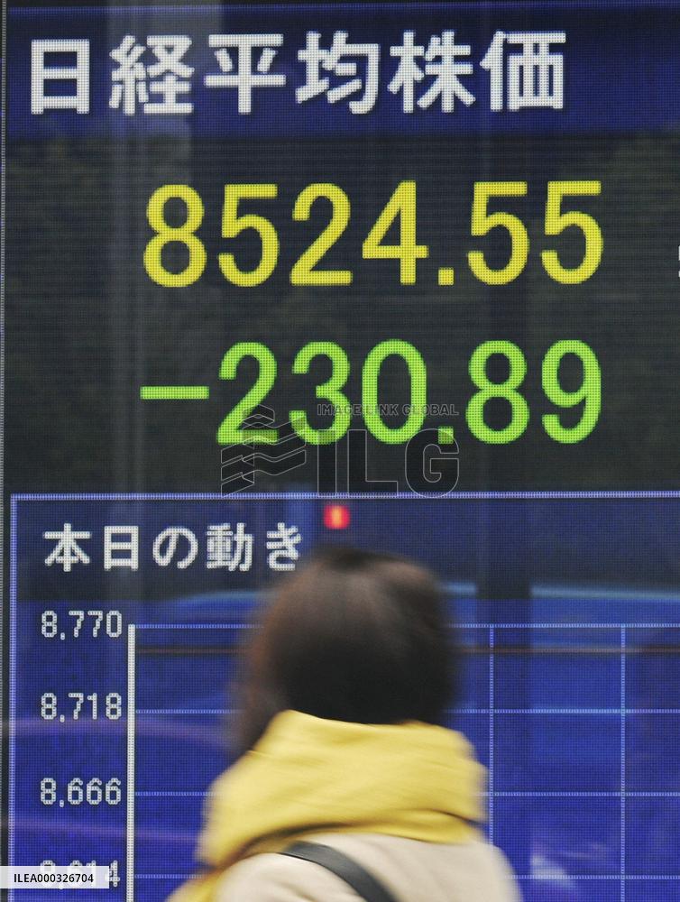 Japan stocks tumble on Italy debt woes