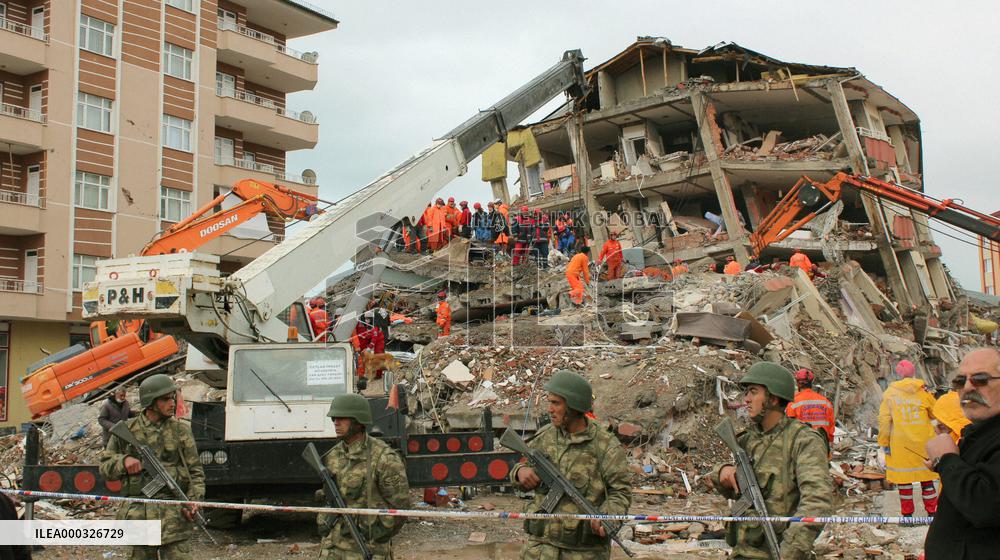Rescue efforts in quake-hit eastern Turkey