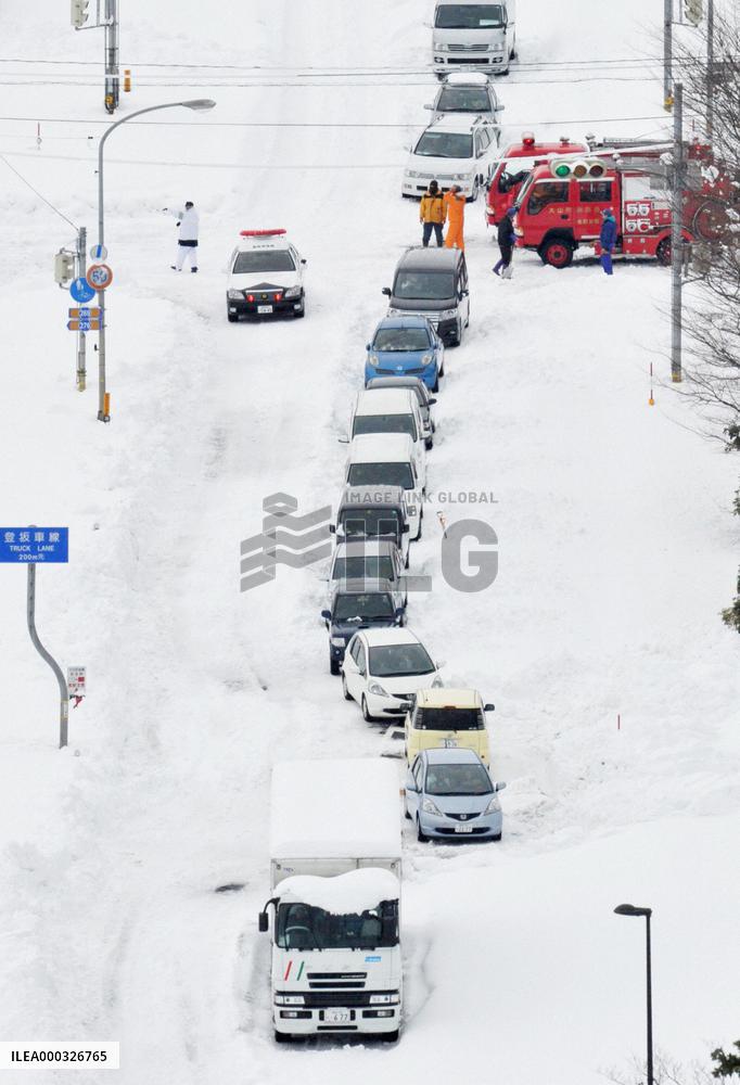 Snow hits western Japan