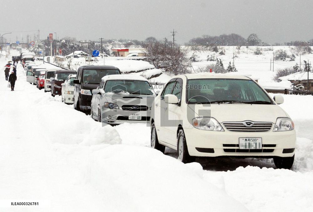 Snow hits western Japan