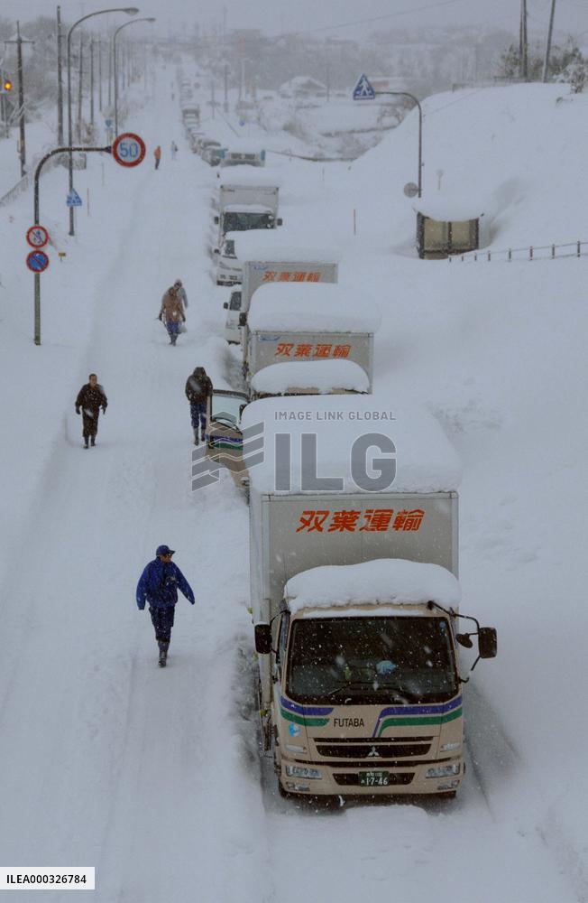 Snow hits western Japan