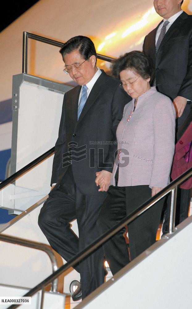 Hu in Japan for APEC summit
