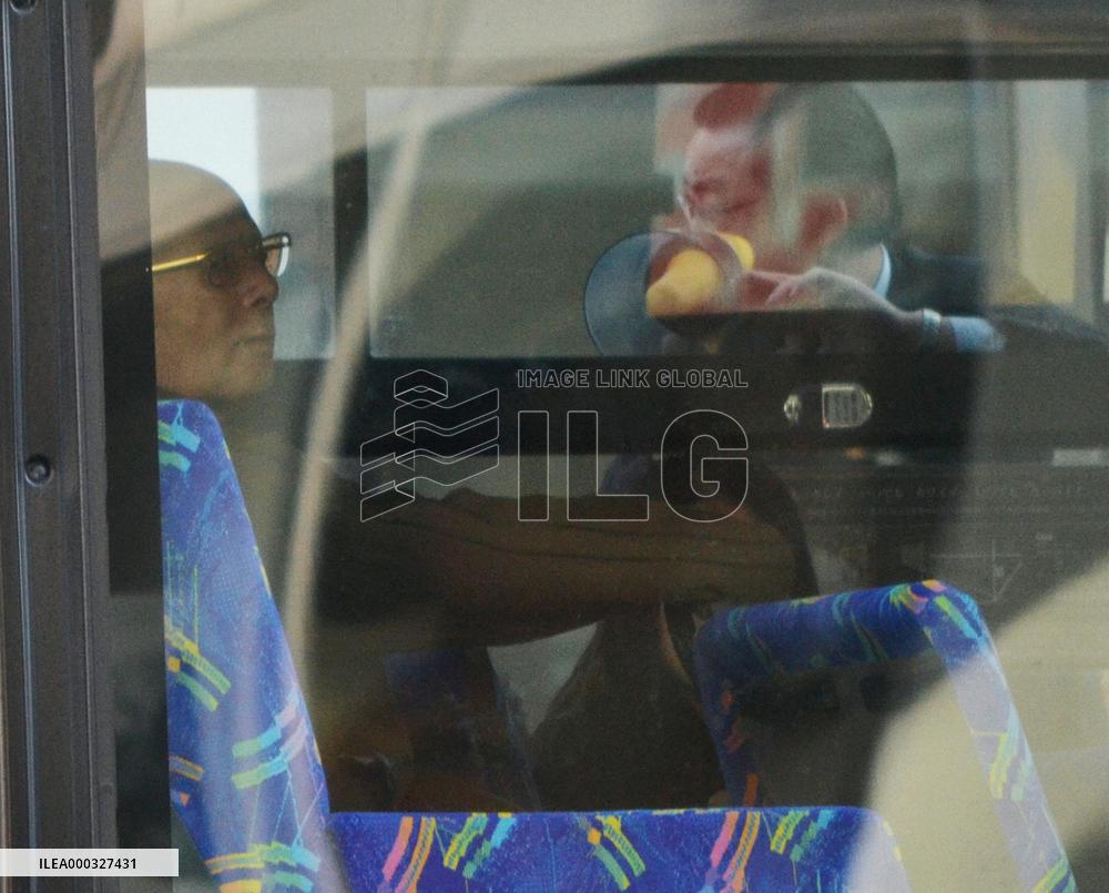 Man holds 2 hostage in bus