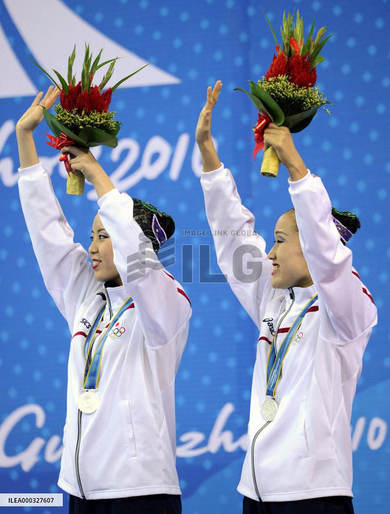 Japan takes silver in synchro duet