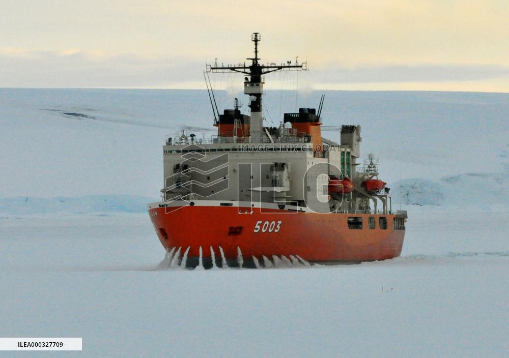 Icebreaker Shirase arrives at Showa Base in Antarctica