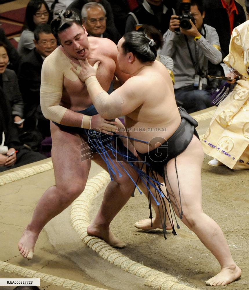 Mongolian yokozuna Asashoryu beats No.1 maegashira Tochinoshin