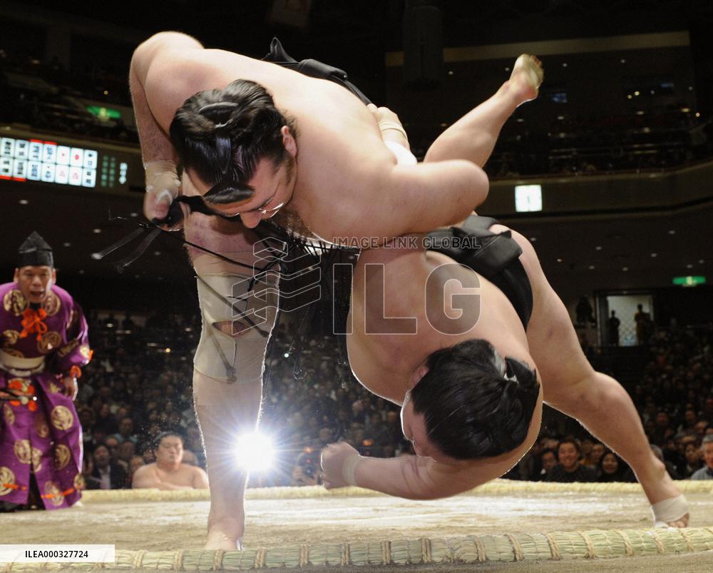Veteran ozeki Kaio makes sumo history at New Year basho