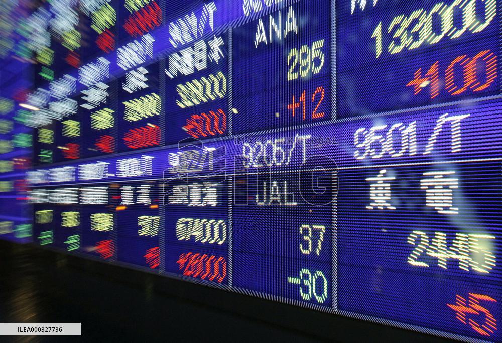 JAL shares tumble to all-time low of 37 yen