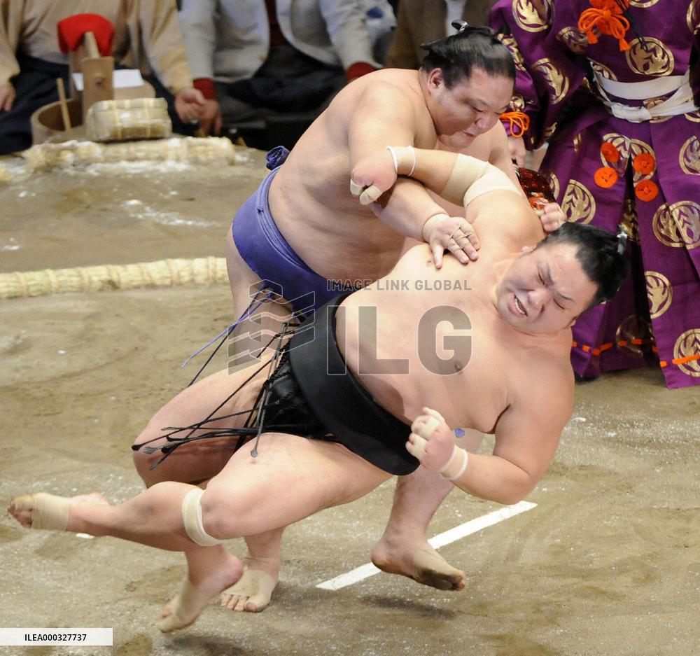 Veteran ozeki Kaio makes sumo history