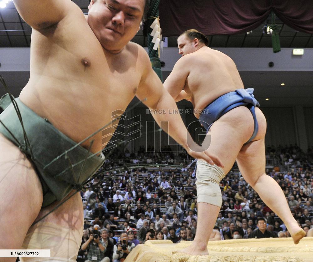 Baruto throws out Kitataiki