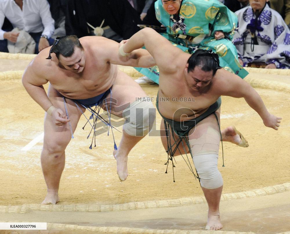 Baruto throws out Kitataiki
