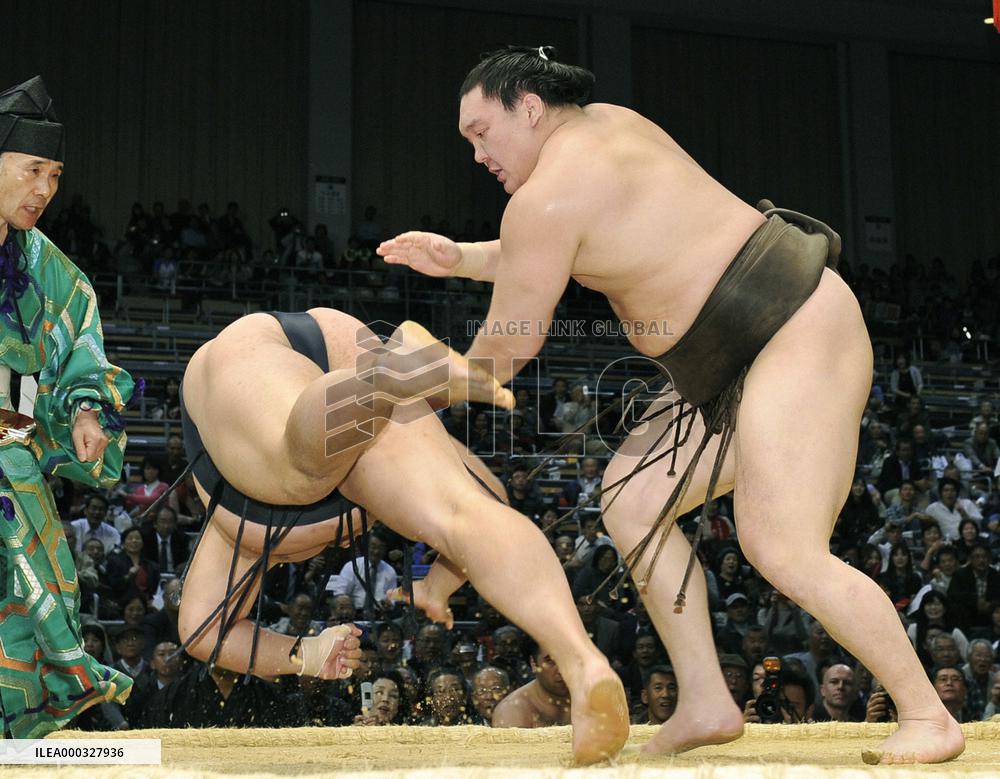 Hakuho slaps down Yoshikaze