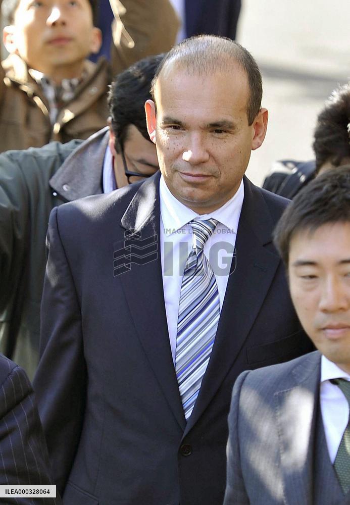 Ex-Olympus chief Woodford meets Japanese prosecutors