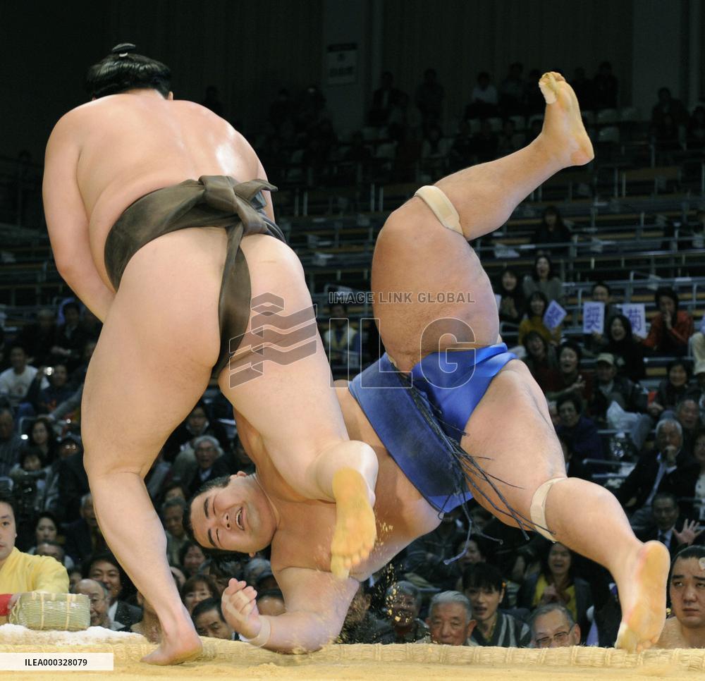 Hakuho defeats Kotoshogiku