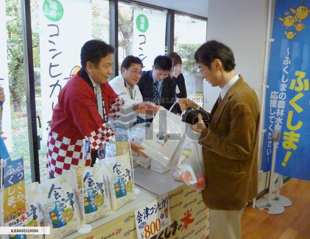 Industry minister Edano sells Fukushima produce