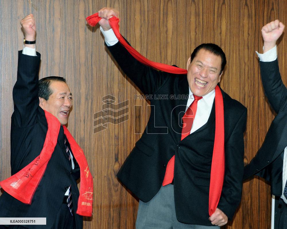 A. Inoki visits disaster-hit Iwaki