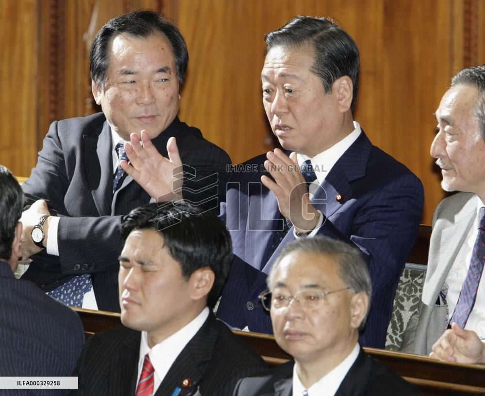 Ozawa attends Diet after arrest of aides