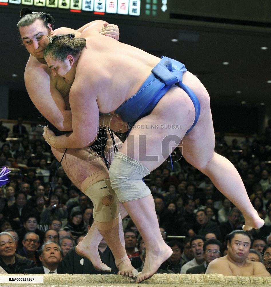 Bruto beats Kotooshu at New Year sumo tournament