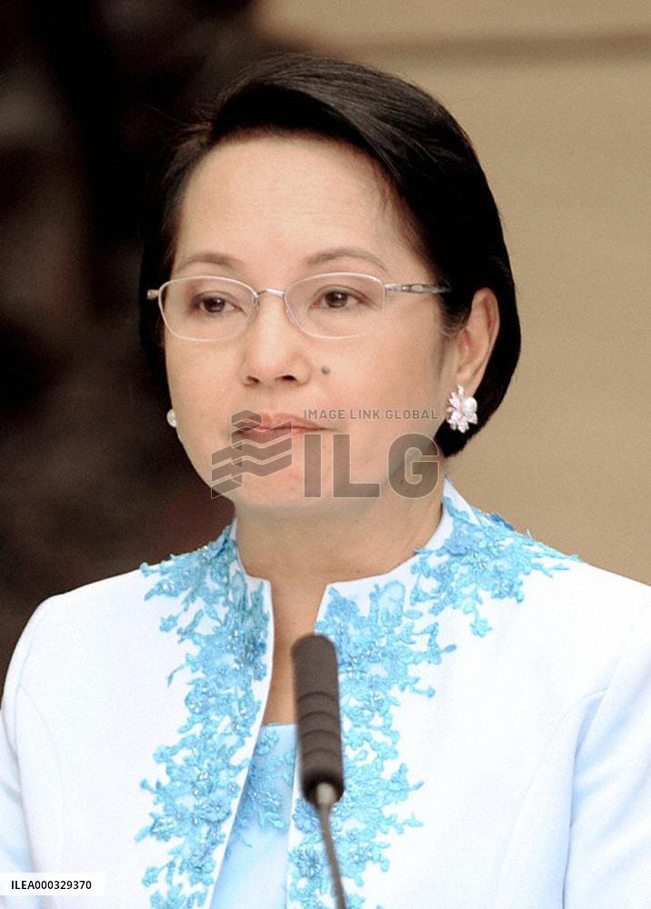 Philippine gov't bars Arroyo from seeking treatment abroad