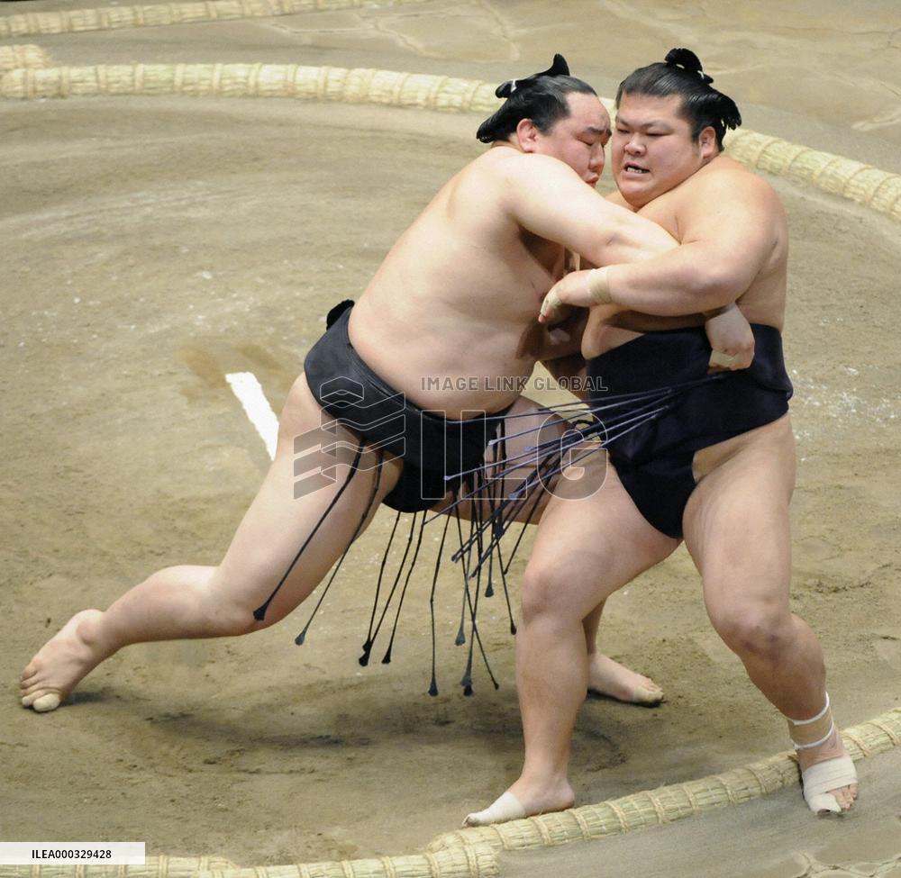 Hakuho, Asa share lead as Baruto crashes at New Year basho