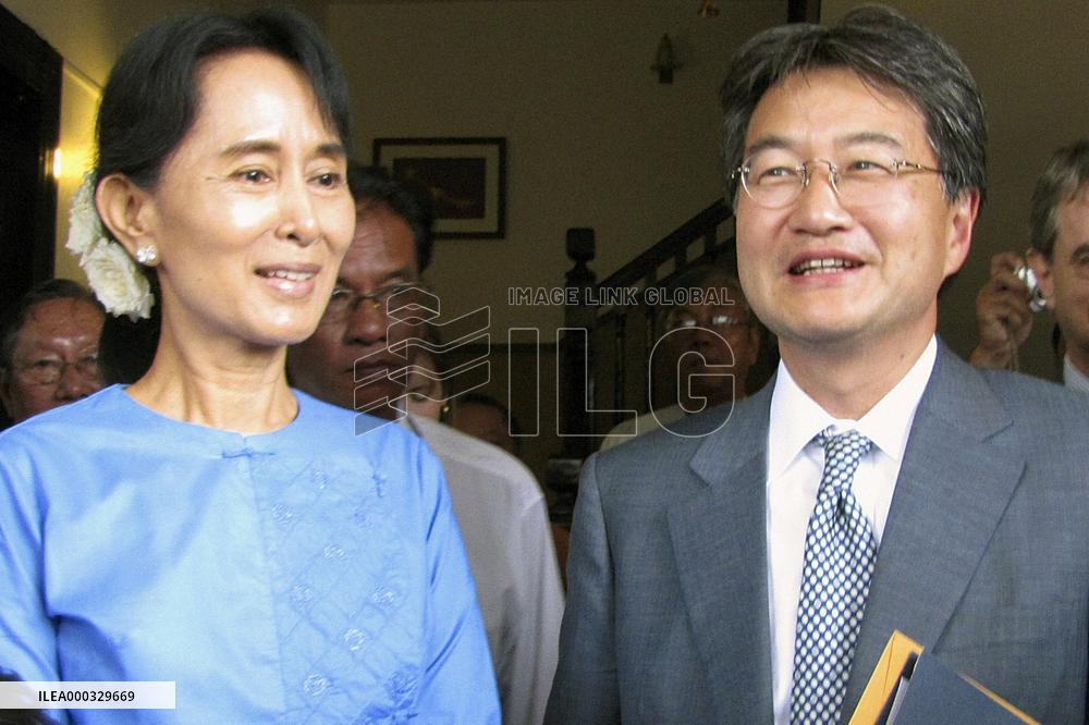 U.S. envoy, Suu Kyi discuss sanctions
