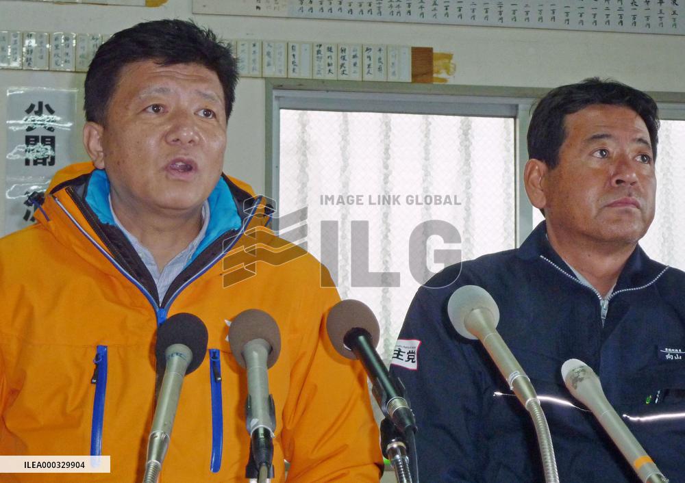 Japan lawmakers survey disputed isles from boat
